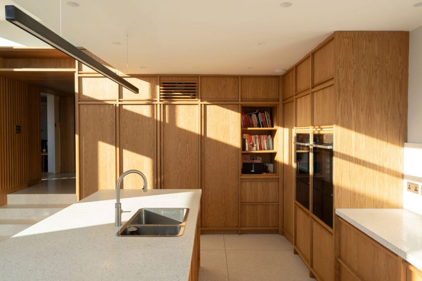 8 cozinhas de madeira criativas que valorizam o material. 2 Uma extensão de vidro curvada projetada para uma casa familiar em Dublin, criando um espaço que reflete o modernismo dos anos 1930.