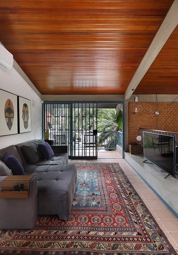 5 Dicas para Escolher Sofá Retrátil e Modelos Inspiradores 3 Conferir a estrutura e o preenchimento do sofá retrátil são etapas essenciais para escolher o modelo certo – Projeto: Mandril Arquitetura | Foto: @marianaorsifotografia