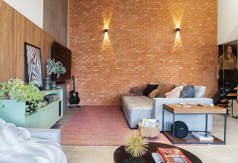 5 Dicas para Escolher Sofá Retrátil e Modelos Inspiradores 5 Busque um sofá retrátil com bons materiais, como madeira de eucalipto e percintas italianas – Projeto: Mageste & Blinovas Arquitetura | Foto: Henrique Hansmann