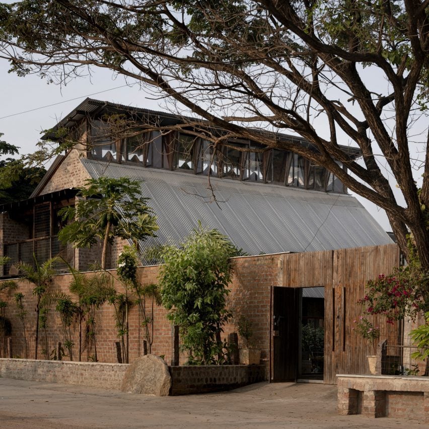 Casas Indianas Inovadoras e Surpreendentes: Descubra 10 Exemplos. 3 Pott House em Hyderabad, projetada por Kiron Cheerla Architecture, caracteriza-se por um telhado que oferece ventilação natural.