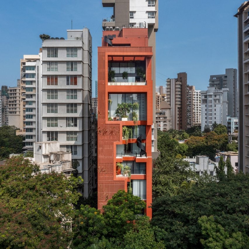 Casas Indianas Inovadoras e Surpreendentes: Descubra 10 Exemplos. 2 Vista externa do Sarvasva, uma casa de 12 andares em Mumbai desenhada pelo Spasm Design.