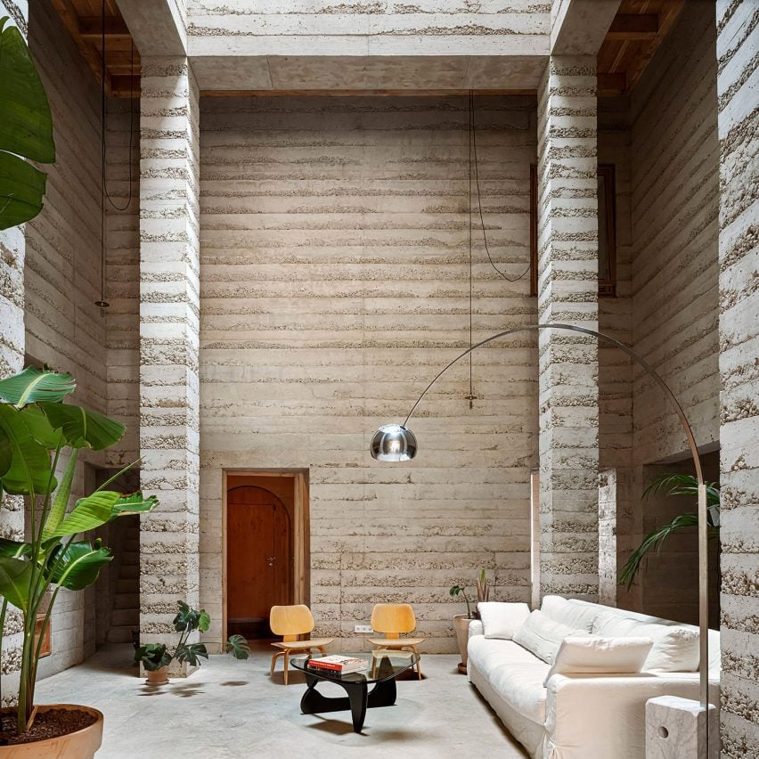 Casa 1736: Inovadora residência de concreto em Barcelona. 3 Um atrium de três andares que atrai luz natural para o interior da casa.