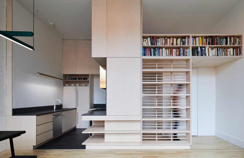 Soluções inteligentes de armazenamento que transformam ambientes. 3 O apartamento Sterling Place, EUA, reformado pelo Light and Air Architecture com dividers personalizados para armazenamento.