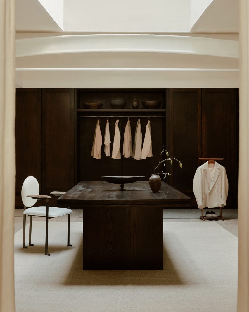 Stòffa inaugura loja em Nova York com design inspirador. 4 Fotografia de uma sala privada para experimentação de roupas dentro da loja.