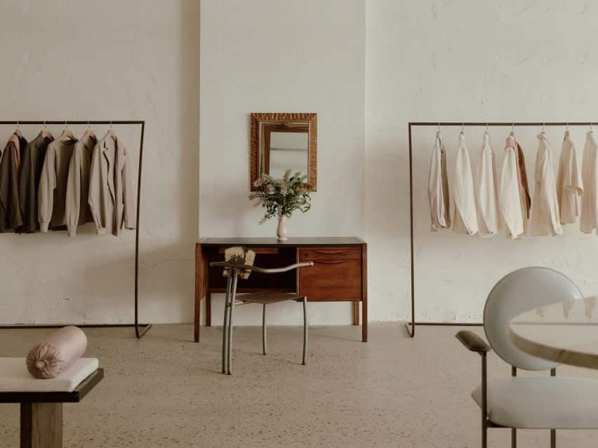 Stòffa inaugura loja em Nova York com design inspirador. 2 Fotografia interna do design da loja com uma mesa de trabalho voltada para a parede.