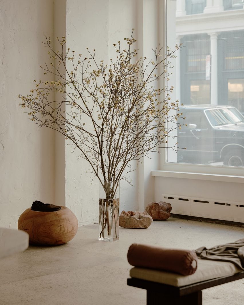 Stòffa inaugura loja em Nova York com design inspirador. 3 Imagem do interior da loja destacando um grande vaso de plantas e a disposição de móveis.