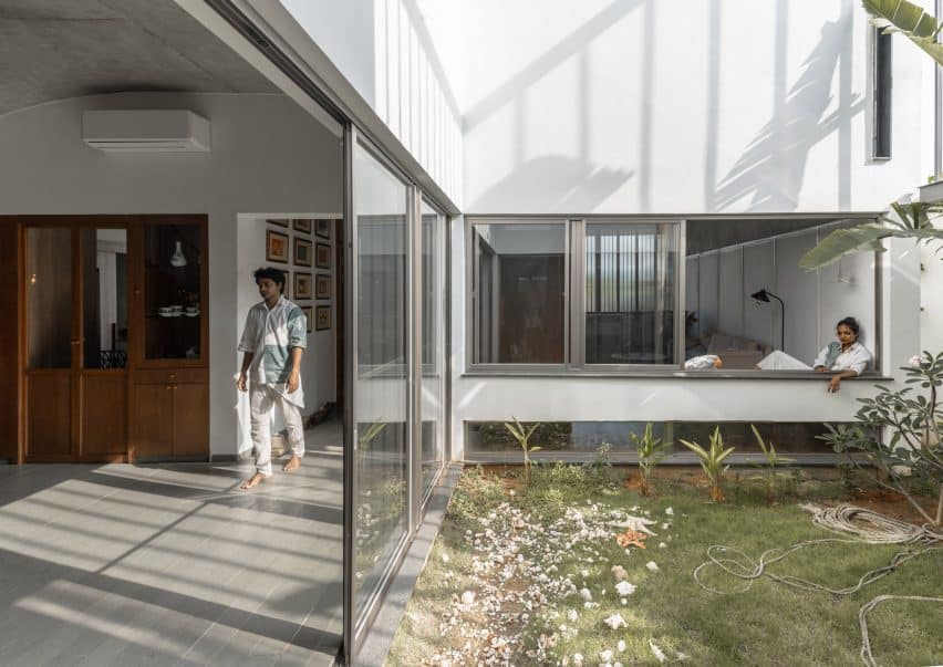 Casa Billy O'Tea: Arquitetura inovadora que evoca navio atracado. 3 Área do pátio, que conecta os espaços de estar da casa.