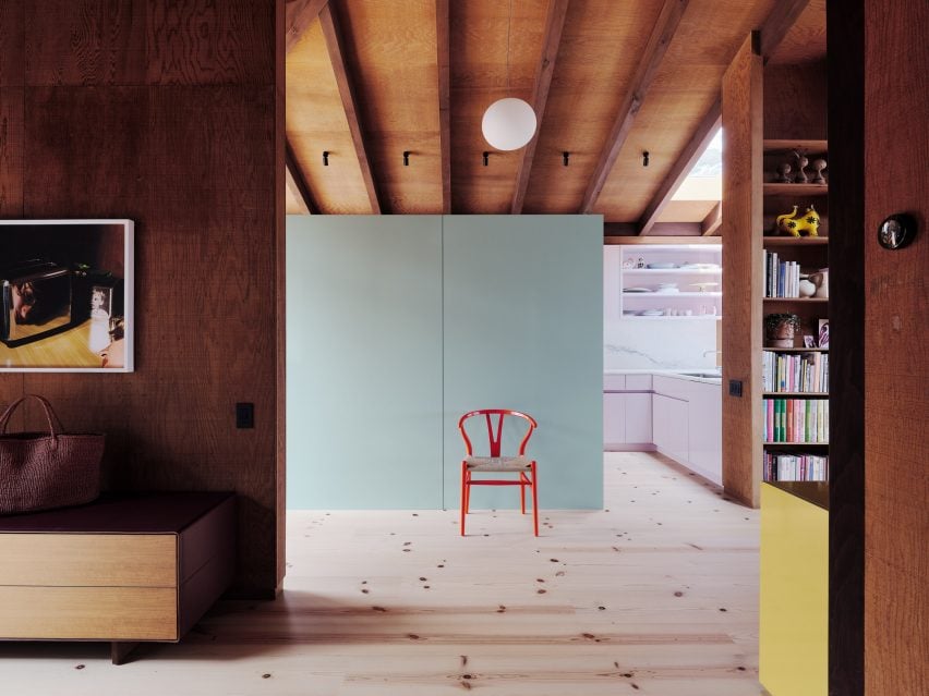 5 interiores criativos em vermelho e verde que encantam. 3 A Casa Milc é uma celebração de formas e cores em um apartamento de Madrid, renovado para trazer de volta a personalidade original.