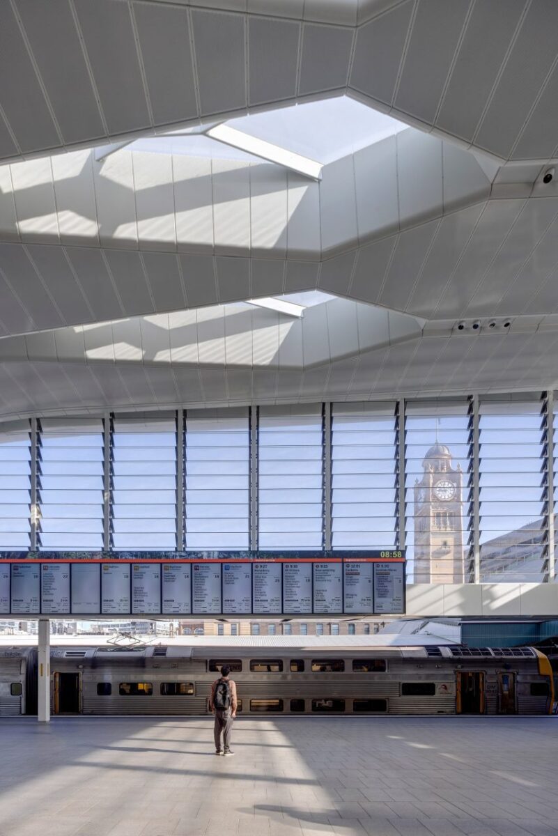 Estações impressionantes do Sydney Metro transformam transporte urbano. 3 Espaço da plataforma dentro da estação, projetada para maximizar a entrada de luz natural.