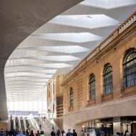 Estações impressionantes do Sydney Metro transformam transporte urbano. 2 Uma fotografia do salão central da Estação Central de Sydney, projetada por John McAslan + Partners e Woods Bagot.