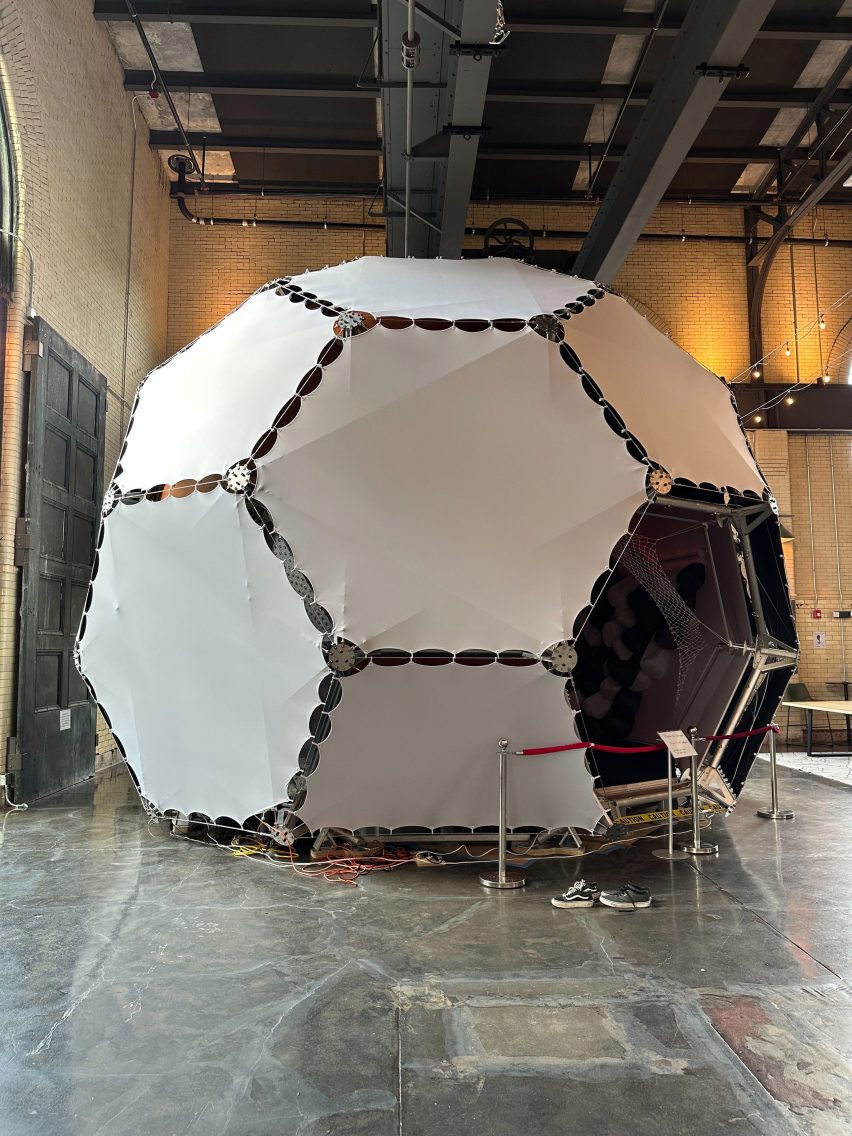 Inovador Instituto Aurelia projeta espaçoso domo geodésico para órbita. 2 Pavilhão que demonstra o conceito TESSERAE com um domo geodésico auto-montável.