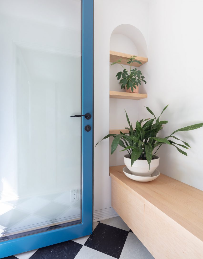 5 soluções criativas para reformar casas seguindo padrões Passivhaus. 4 Porta de vidro com moldura azul brilhante que se abre para um interior.