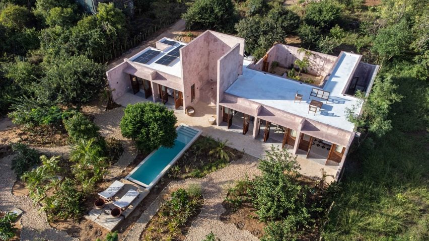 5 soluções criativas para casas revestidas de gesso rosa. 2 Vista aérea do UA House em Quênia