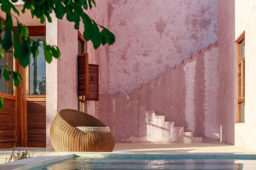 5 soluções criativas para casas revestidas de gesso rosa. 3 Vista da piscina no UA House em Kilifi, Quênia