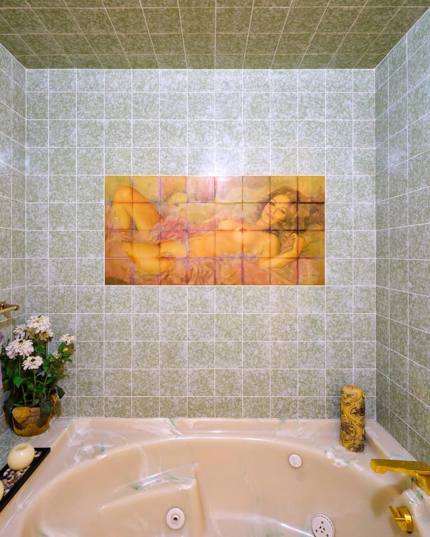 Bunker apocalíptico exibe kitsch extravagante e peculiaridade impressionante. 4 Uma imagem de um dos dois banheiras de hidromassagem da casa, evidenciando o estilo excêntrico da decoração.