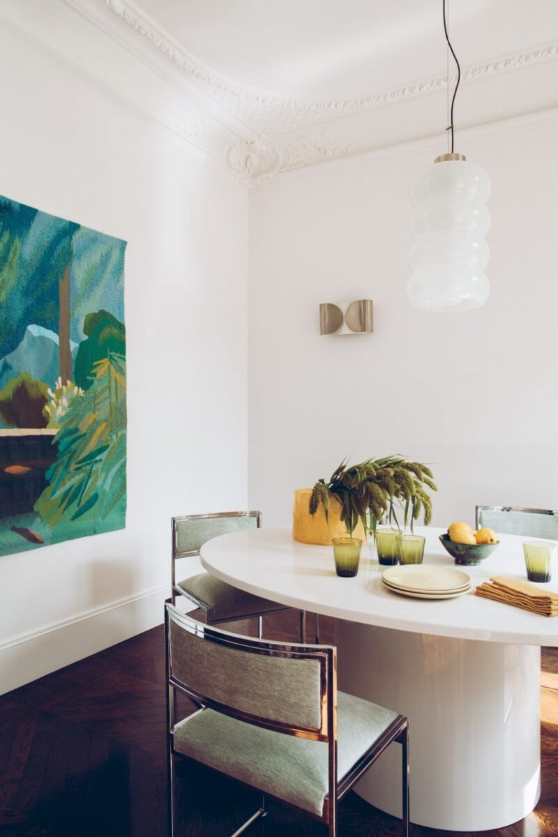 5 maneiras criativas de modernizar uma casa histórica em Versalhes. 2 A sala de jantar com detalhes originais restaurados.