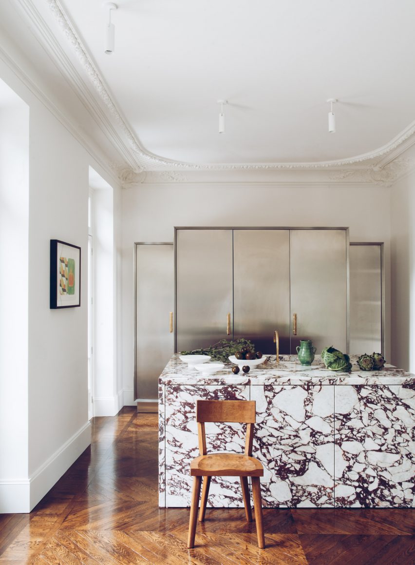 5 maneiras criativas de modernizar uma casa histórica em Versalhes. 3 Cozinha com uma ilha de mármore e armário de aço feito sob medida.