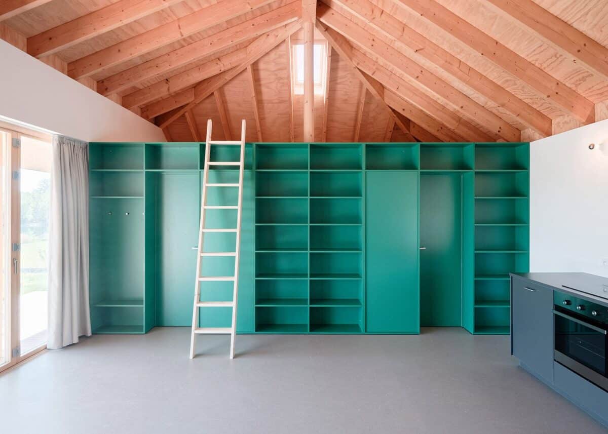 Interiores surpreendentes que se destacam com escadas criativas. 4 No Lake House, na Eslováquia, escadas de madeira acessam áreas acima de cabines, proporcionando acesso aos quartos e banheiro.