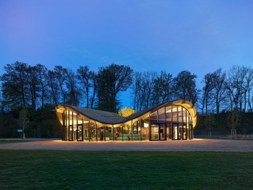 Inovadoras estruturas de madeira autoformadas na Universidade de Stuttgart. 3 O Pavilhão de Flax Híbrido tem uma área de assentos circular e uma área de exibição rodeada de vidros de altura total
