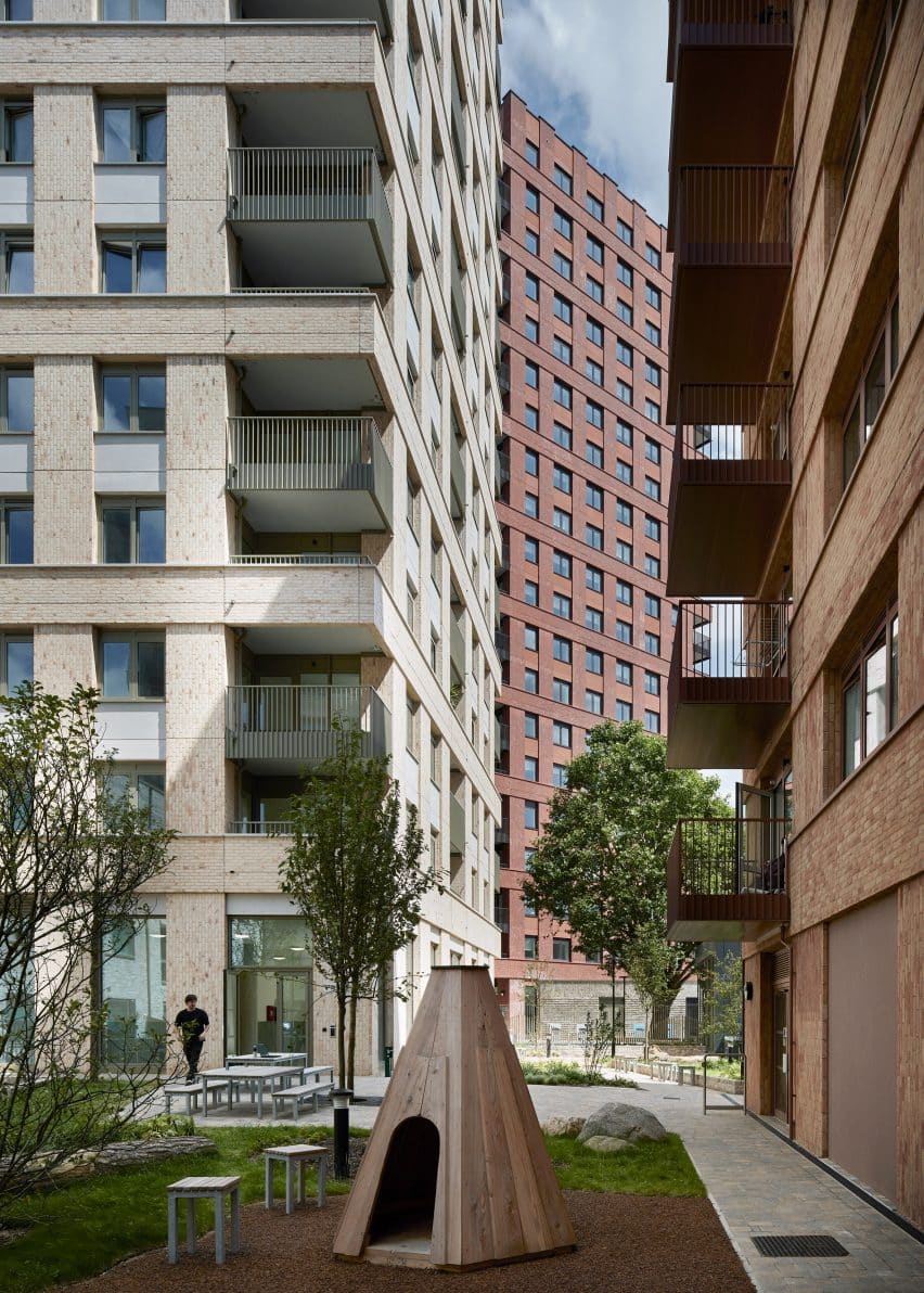 Regeneração Sustentável: White Arkitekter Transforma Gascoigne Estate em Londres. 3 Pátio externo dentro da regeneração do estate pela White Arkitekter.
