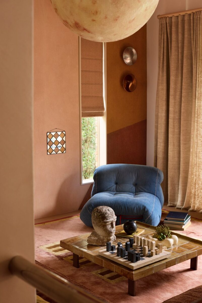 Interior deslumbrante em estilo anos 70 para casa à beira-mar. 2 Área de estar do Checkmate de YSG, destacando o lounge afundado e os detalhes de design dos anos 70.
