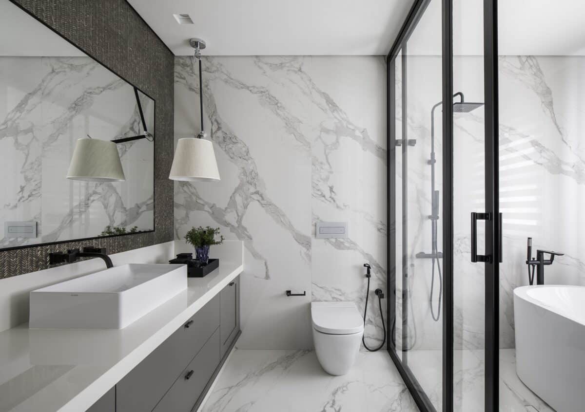 10 inspirações de banheiro com produtos dos Black Days Portobello Shop 2 Entre as inspirações de banheiro, porcelanato marmorizado aparece em diferentes opções (Projeto: Ilana Santiago)