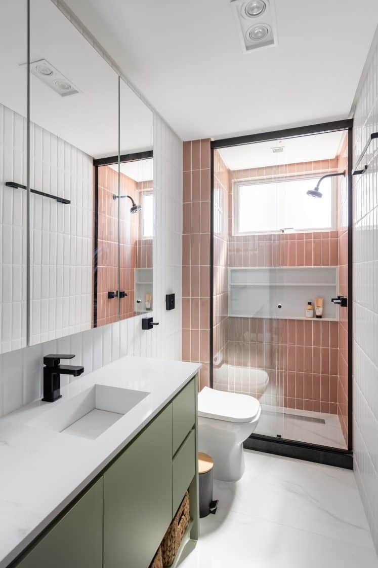 10 inspirações de banheiro com produtos dos Black Days Portobello Shop 4 Banheiro claro, com box rosa e marcenaria verde (Projeto: Nathalia Loureiro Arquitetura / Foto: Emílio Rothfuchs)