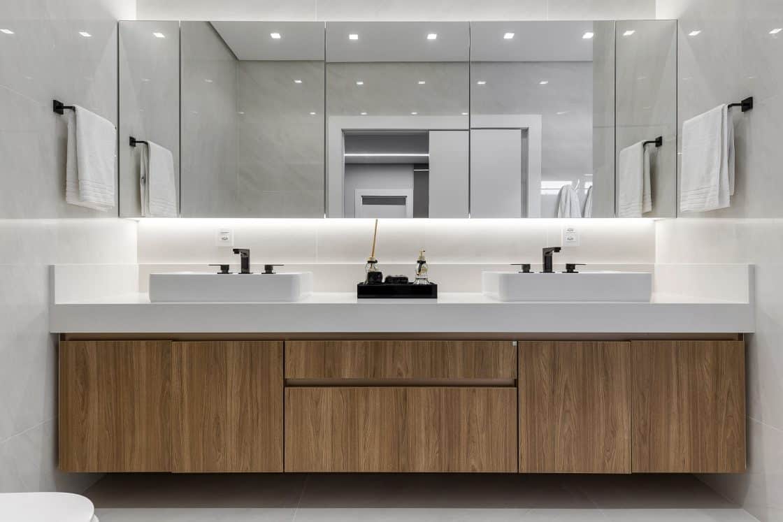 10 inspirações de banheiro com produtos dos Black Days Portobello Shop 6 Banheiro de casal com parede marmorizada e gabinete de madeira (Projeto: Dalma Meneses Arquitetura / Foto: Fernando Willadino)