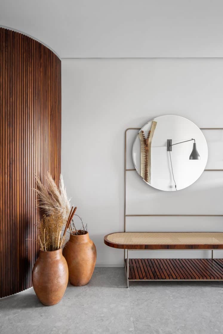 Por mais discreto que seja, o espelho redondo é um item de decoração que transforma o ambiente (Projeto: TAU Arquitetos)