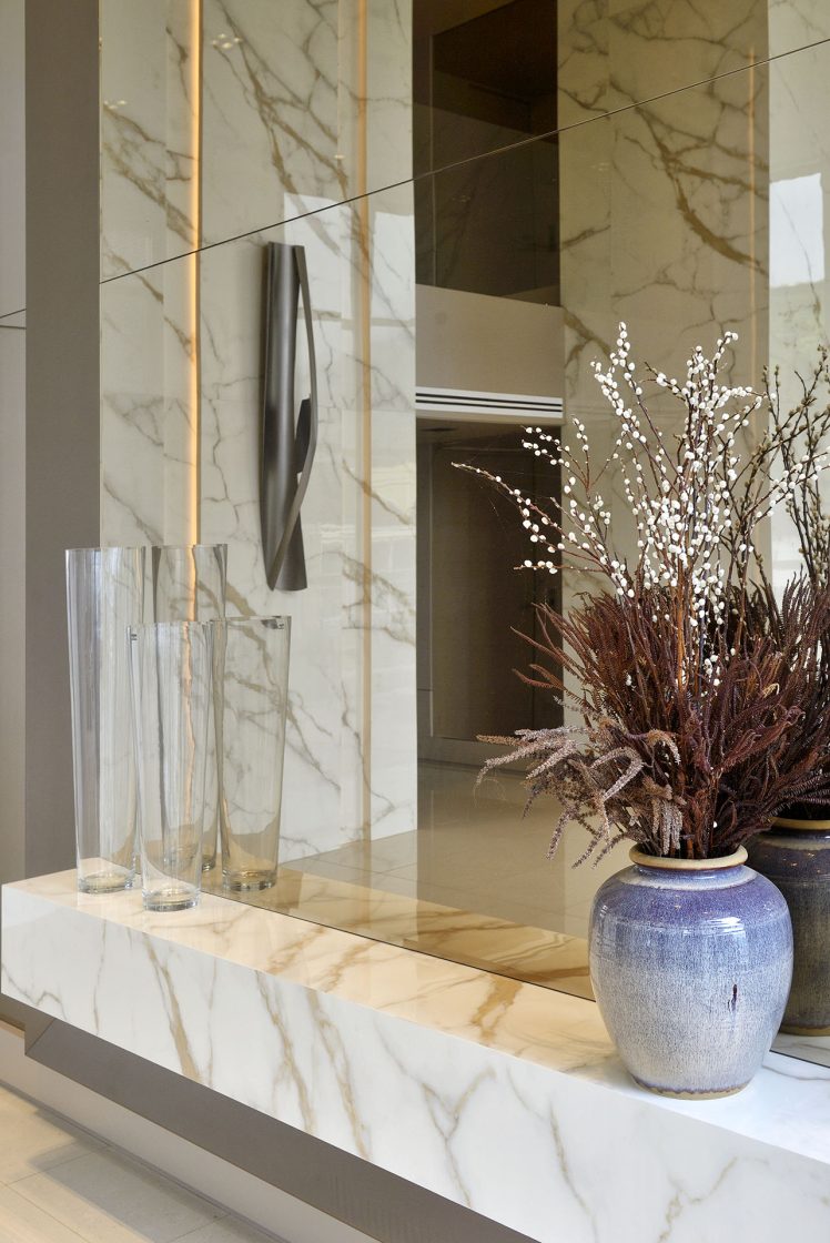 Objetos de decoração ganham destaque em aparador de sala em porcelanato (Projeto: SRW ARQUITETURA E INTERIORES)