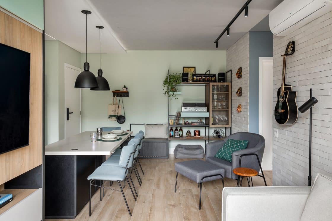 Sapateira fechada com banco de apoio é ideal para manter a organização na entrada de casa (Projeto 3P Studio)