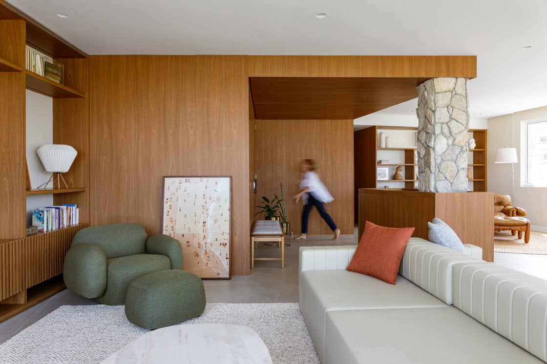 A sapateira nesse projeto é uma solução inteligente que une funcionalidade e estilo na decoração do hall de entrada (Projeto: Marini Arquitetura)