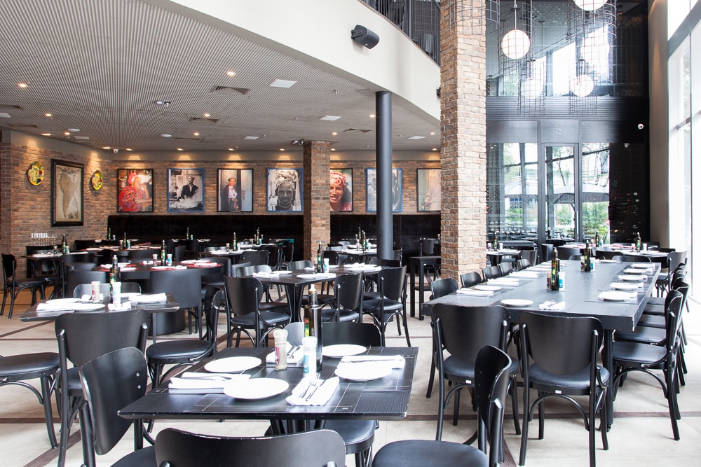 Arquitetura em Restaurantes: Desperte o Desejo de Consumo dos Clientes 6 Decoração em restaurante tem piso acinzentado com acabamento natural (Projeto: Claudia Pereira)