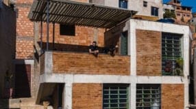 As aparências enganam: casa com visual simples tem interior surpreendente 6 Casa em favela concorre a prêmio mundial de arquitetura.