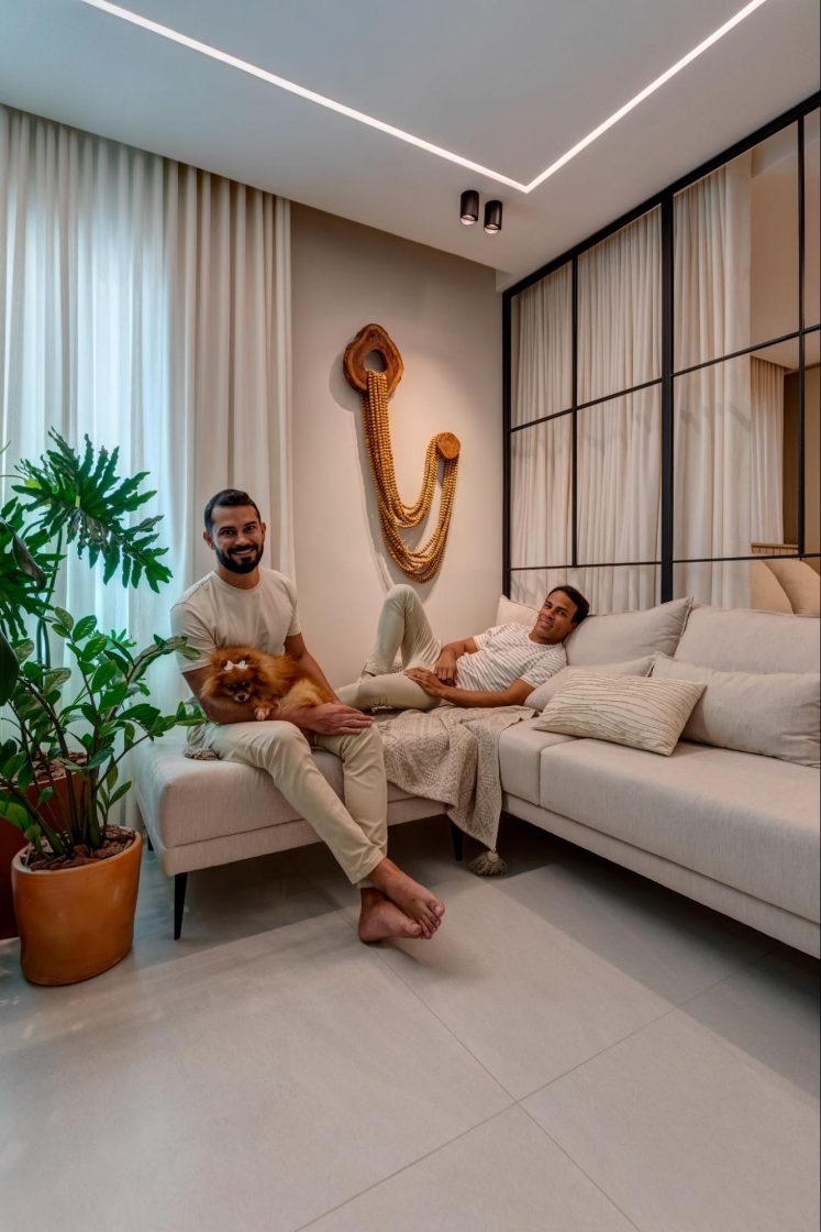 Como o casal Marcio Barreto e Flávio Melo uniu dois estilos em um mesmo apartamento 4 Os moradores do apartamento: o arquiteto Marcio Barreto, o designer de interiores Flávio Melo e a fofíssima Bella, cachorra da raça spitz alemão (foto: @rodrigomelofoto)