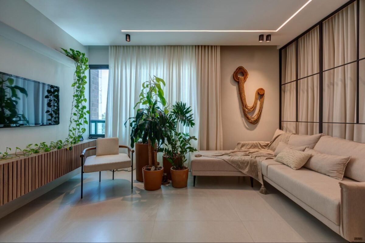 Como o casal Marcio Barreto e Flávio Melo uniu dois estilos em um mesmo apartamento 2 O apartamento de Marcio Barreto e Flávio Melo traz estilo neutro e atemporal, com piso Ms Barcelona da Portobello (foto: @rodrigomelofoto)