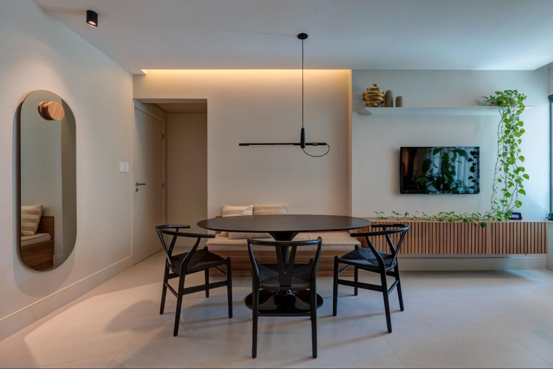 Como o casal Marcio Barreto e Flávio Melo uniu dois estilos em um mesmo apartamento 9 Na sala, a força da cor preta dá uniformidade aos objetos, aparecendo na divisória, mesa de jantar, cadeiras, mesa de apoio, spots e pendente. (foto: @rodrigomelofoto)