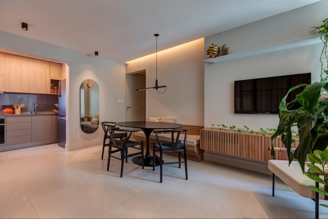 Como o casal Marcio Barreto e Flávio Melo uniu dois estilos em um mesmo apartamento 10 A ausência de mesa de centro e outros móveis em excesso é algo que eles desejaram, para permitir mais liberdade para a cachorra da família (foto: @rodrigomelofoto)