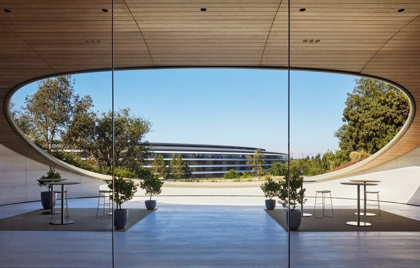Novo e impressionante Observatório subterrâneo da Apple em California. 3 Main space da The Observatory com vista para o Apple Park.