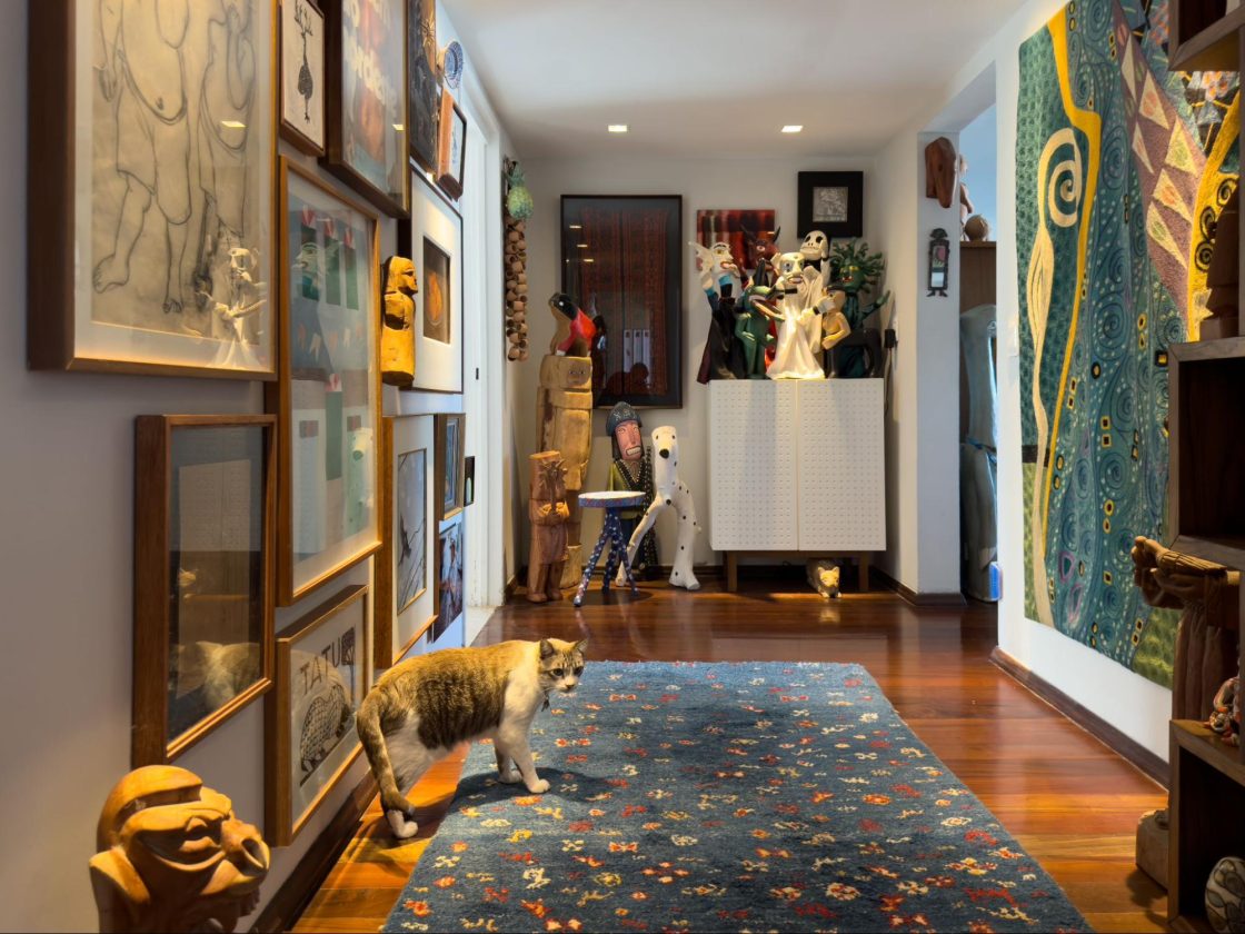A Casa da Arte Popular 10 No corredor, que parece mais um hall de exposições, pois é muito largo, eles fizeram uma galeria de quadros e mais objetos, como os Mamulengos (fantoches) (Foto: Lufe Gomes)