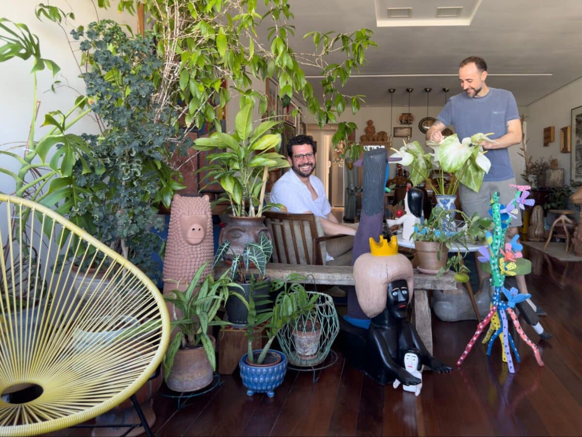 A Casa da Arte Popular 2 Os moradores Rodrigo Cantarelli e Breno Modesto em seu apartamento repleto de arte popular, que eles colecionam e valorizam (Foto: Lufe Gomes)