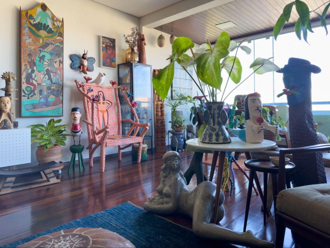 A Casa da Arte Popular 6 A deslumbrante cadeira rosa do mestre Jasson é uma paixão do morador, destaque na decoração da sala (Foto: Lufe Gomes)