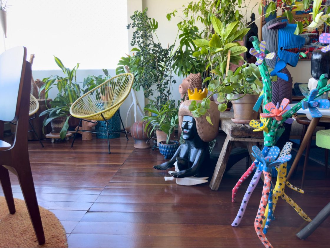 A Casa da Arte Popular 4 A área social se estende até a varanda integrada, povoada por plantas e arte popular (Foto: Lufe Gomes)