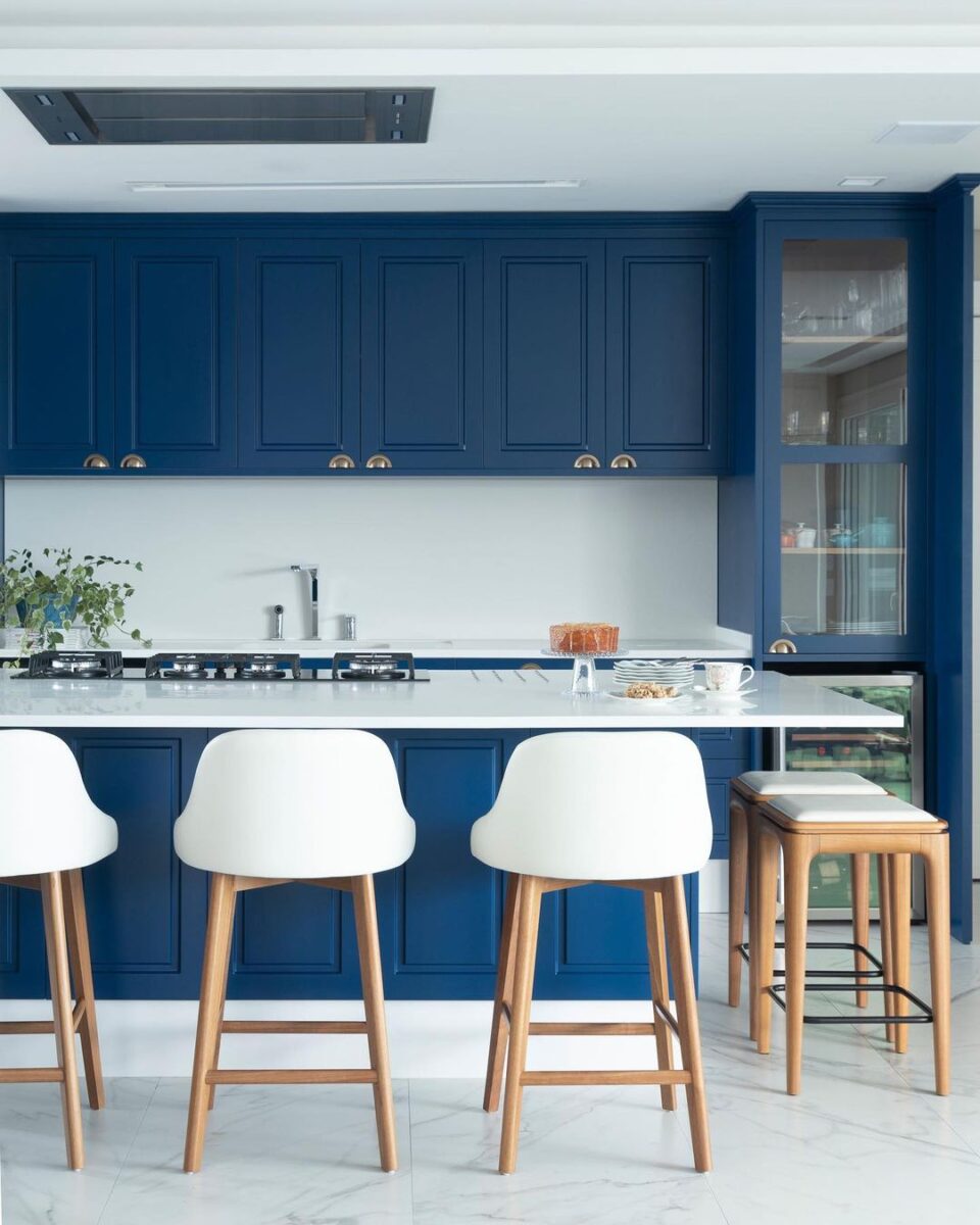 Azul-índigo: como usar essa cor nos ambientes e destacar a decoração 8 A cor índigo ou anil é um tom escuro que fica entre o azul-claro e o violeta. O tom recebe esse nome devido ao corante natural extraído de plantas do gênero Indigófera.