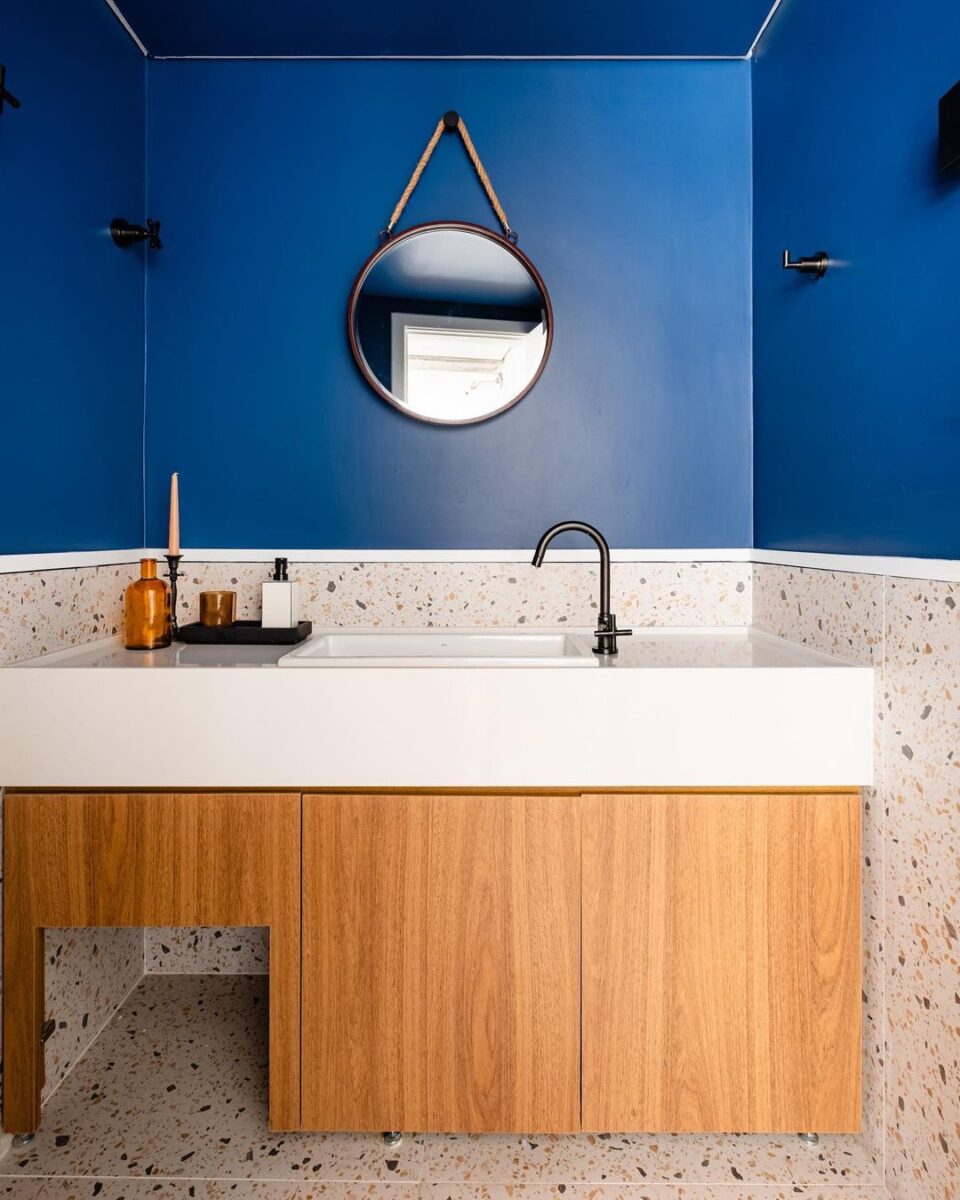 Azul-índigo: como usar essa cor nos ambientes e destacar a decoração 10 O TAPETE É UMA ÓTIMA FORMA DE COLORIR A SALA