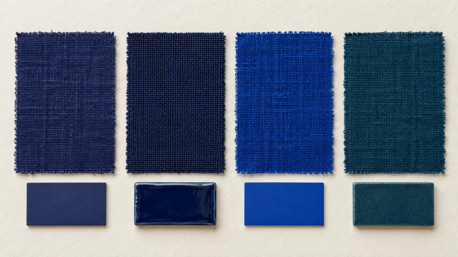 Azul-índigo na decoração: como combinar e usar em cada ambiente 10 Quatro amostras de materiais em azul-índigo, azul-marinho, azul-cobalto e azul-petróleo, organizadas lado a lado