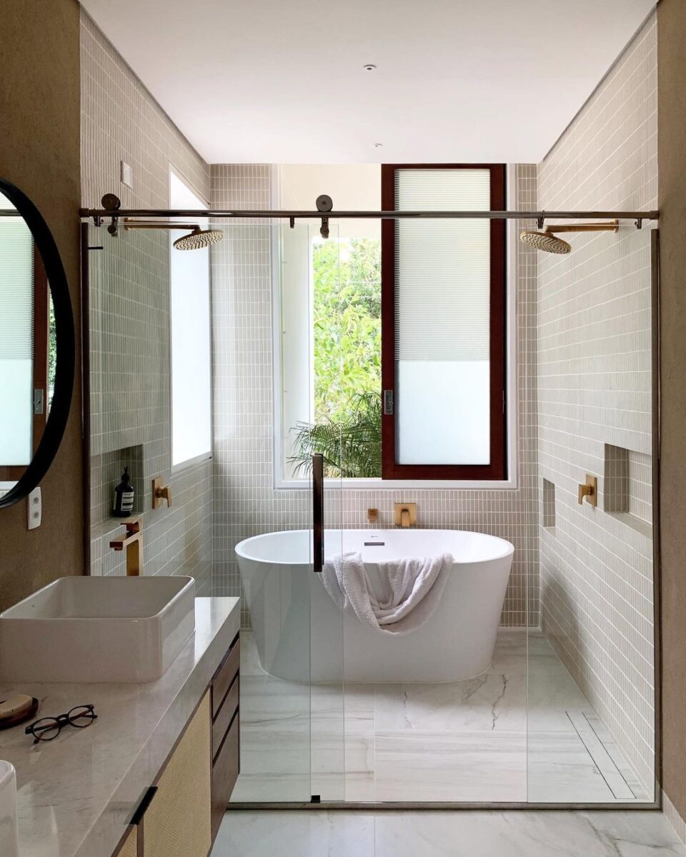 Banheira de Imersão: Dicas para um Banho Relaxante 9 Banheira de imersão minimalista