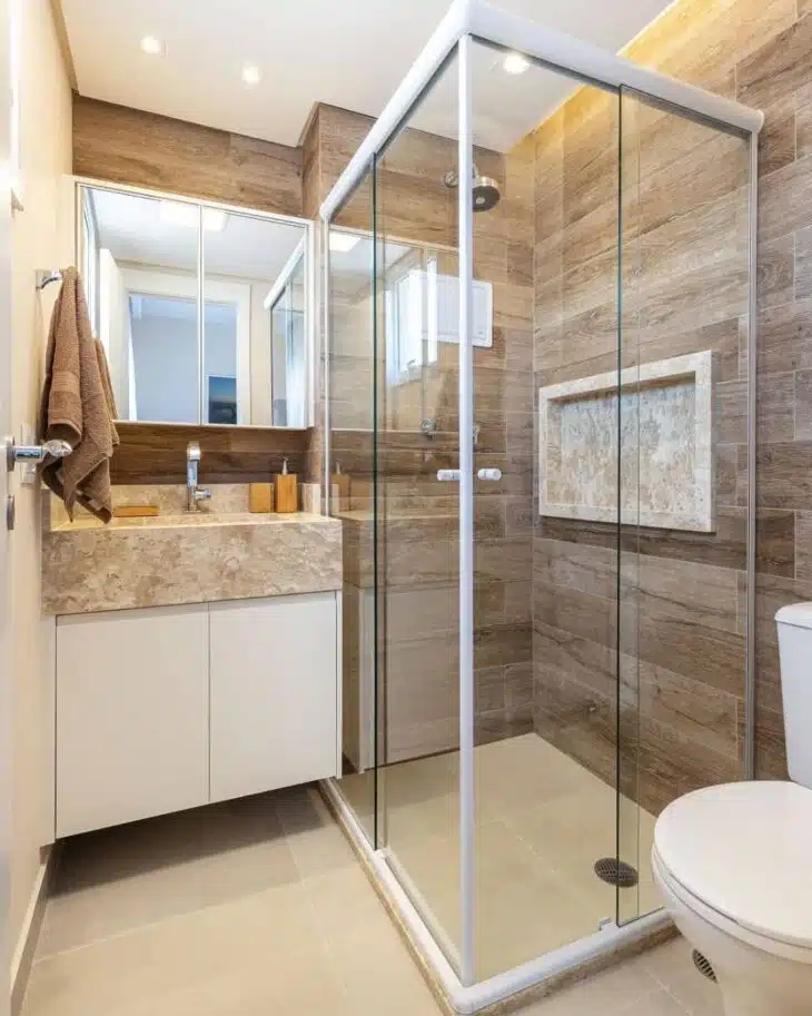 Banheiro amadeirado indicado para quem busca uma decoração sóbria