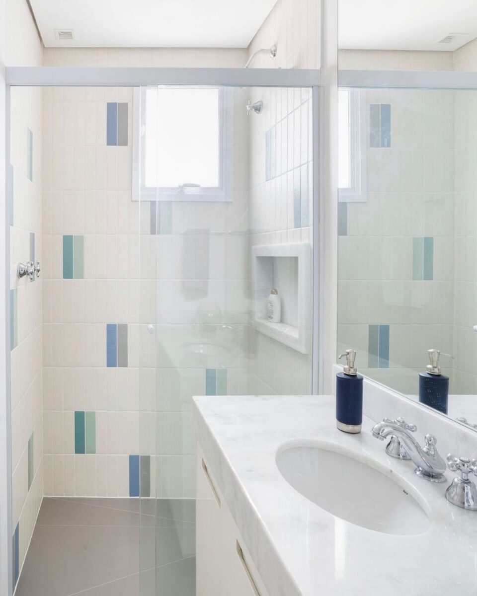 Dicas de Decoração para Banheiros Pequenos 4 Imagem de banheiros pequenos decorados com espaço otimizado. 1.