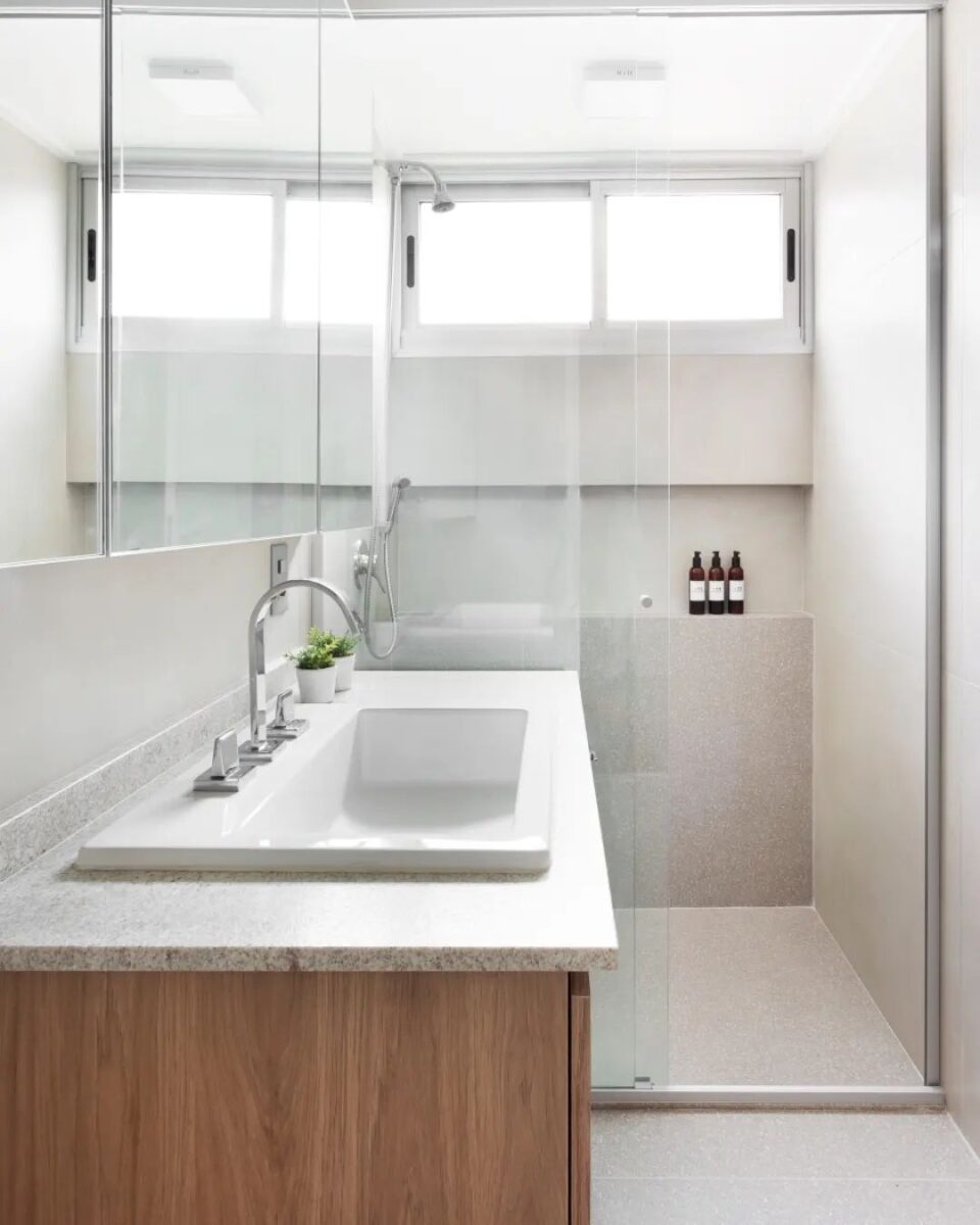 Dicas de Decoração para Banheiros Pequenos 6 Exibição de um banheiro pequeno decorado para funcionalidade e estética. 2.